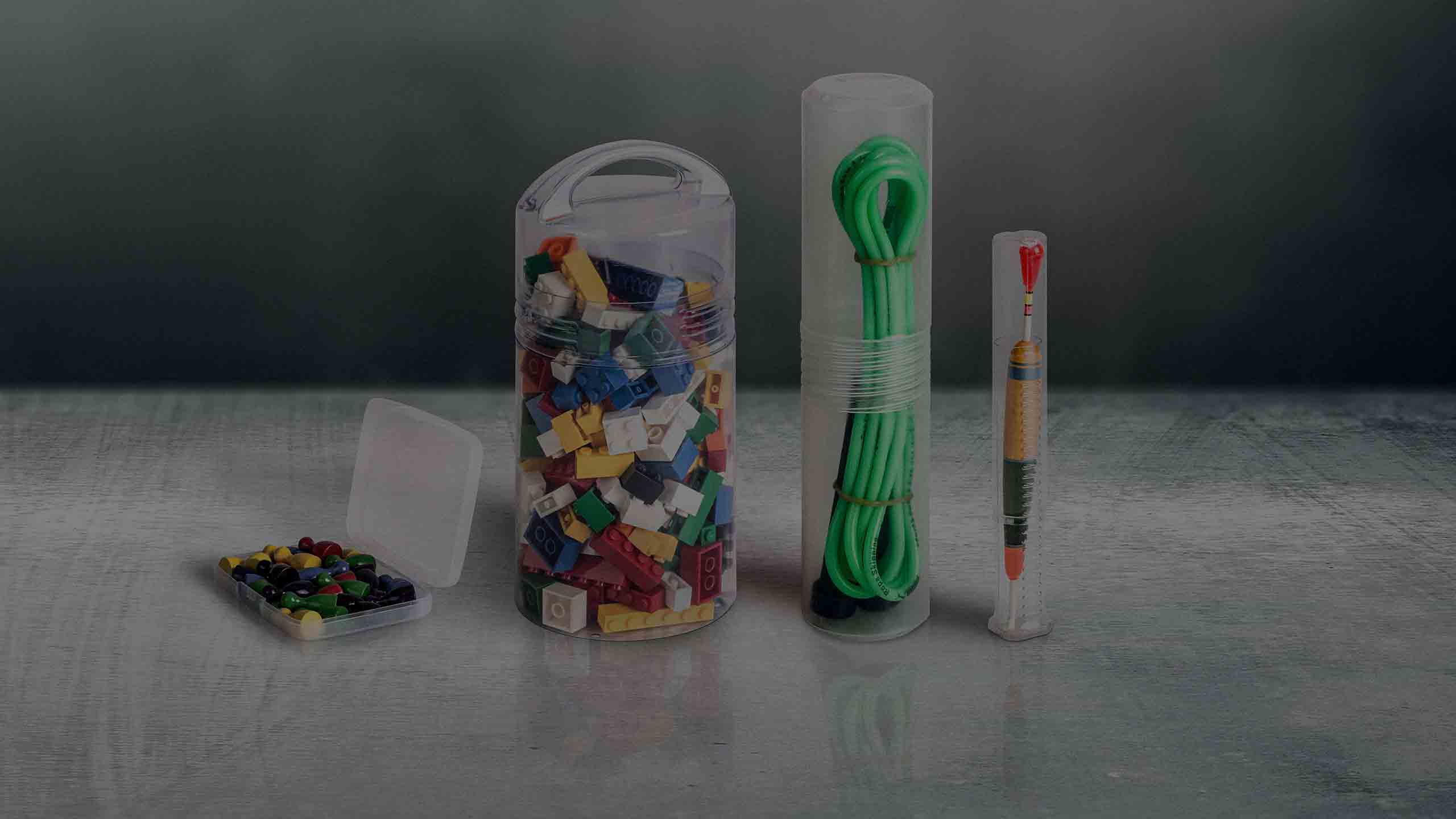 Una selezione di soluzioni di imballaggio in plastica per articoli sportivi e giocattoli.